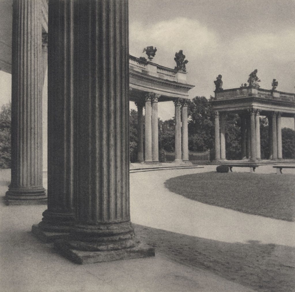 Ohne Titel (Kolonade vor Schloß Sanssousi, Potsdam)