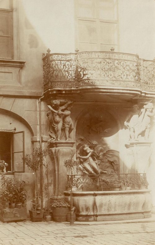 Unbekannt (Künstler*in), Brunnen im alten Rathaus, 1870s–1880s