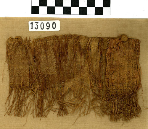 Gewebefragment (Ärmel?) mit textilem Knopf, 3.– 9. Jahrhundert