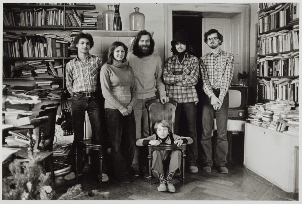 Familie T./F. (Energetiker, Kantinenleiterin) in ihrem Wohnzimmer, Dresden-Neustadt