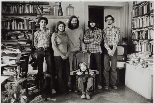 Christian Borchert (Künstler*in), Familie T./F. (Energetiker, Kantinenleiterin) in ihrem Wohnzimmer, Dresden-Neustadt, 1982