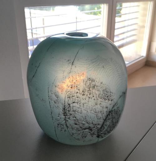 Benny Motzfeldt (Künstler*in), blaue Vase, datiert 1978