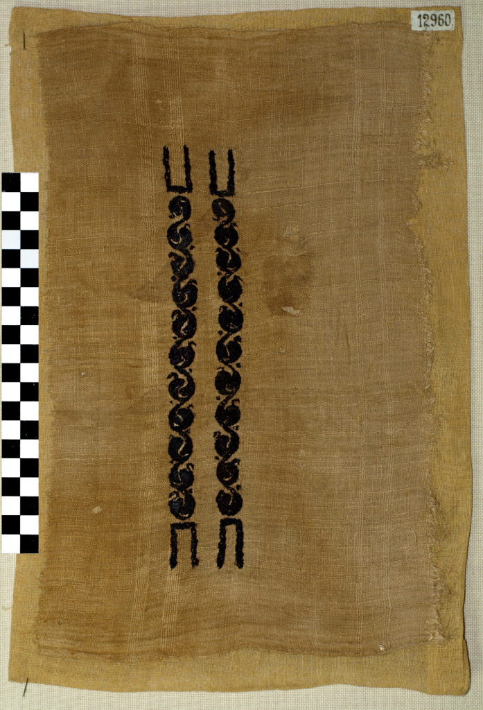 Fragment eines Tunikaärmels mit gestickem Zierstreifenfragment