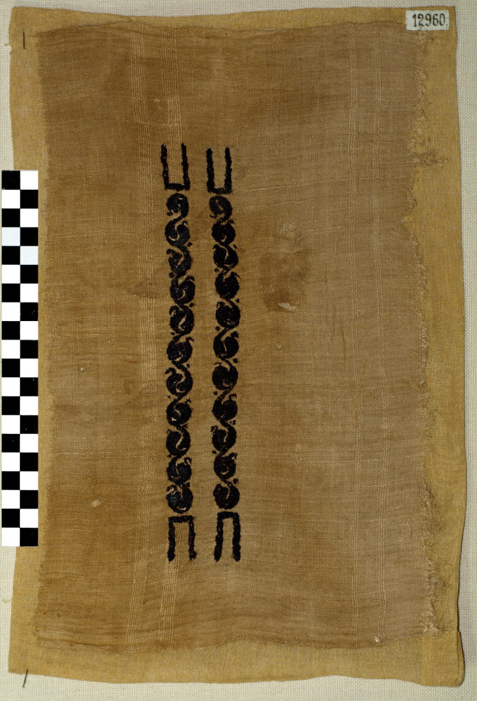 Fragment eines Tunikaärmels mit gestickem Zierstreifenfragment