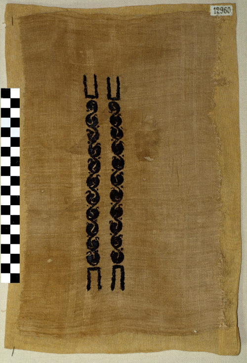 Fragment eines Tunikaärmels mit gestickem Zierstreifenfragment, 3.– 9. Jahrhundert