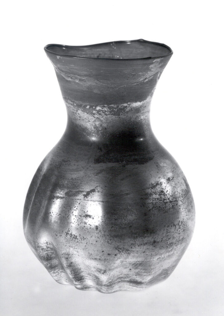 Vase mit Eindellungen