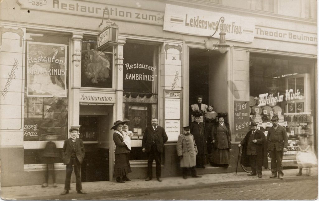 Postkarte mit der Ansicht des Eingangsbereichs der "Restauration zum Gambrinus" in Bottrop mit  ...