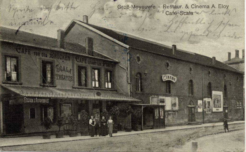 Feld-Postkarte vom 21.8.1914 mit der Außenansicht des "Scala Théatre" und dem "Café vor den Brü ...