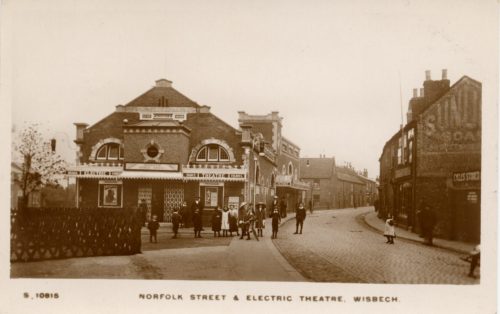 Postkarte mit der Außenansicht des "Electric Theatre" in Wisbech, WHS Kingsway Real Photo Serie ...