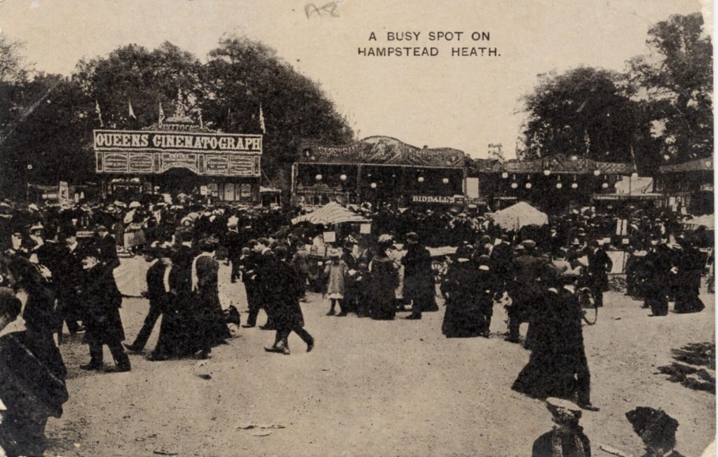 Postkarte mit der Außenansicht des "Queens Cinematograph", Hampstead Heath (England), The Auto- ...