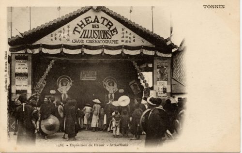 Postkarte mit der Außenansicht des "Theatre des Illusions" auf der "Exposition de Hanoï", Fotog ...