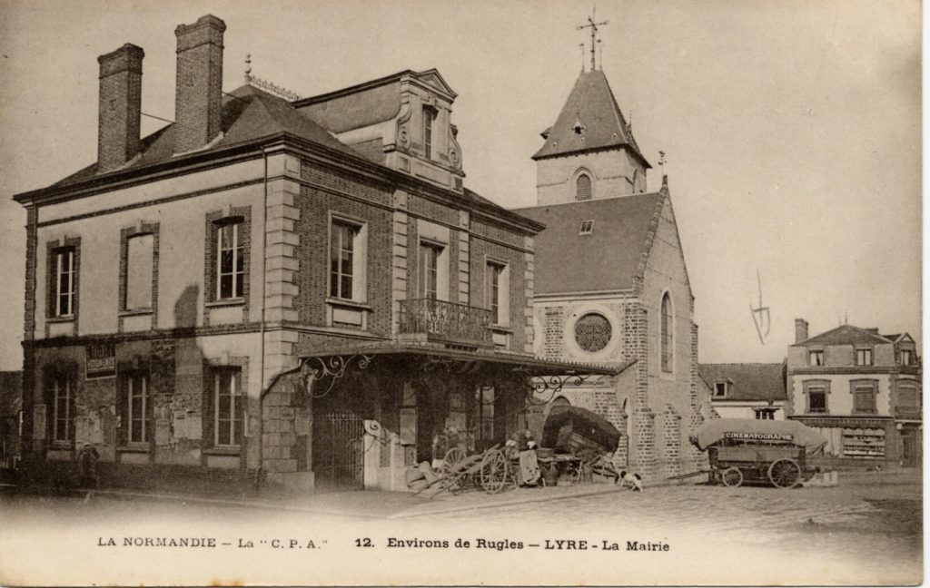 Postkarte mit Blick auf Rathaus und Kirche des Ortes Lyre (Normandie), vor der Kirche steht ein ...