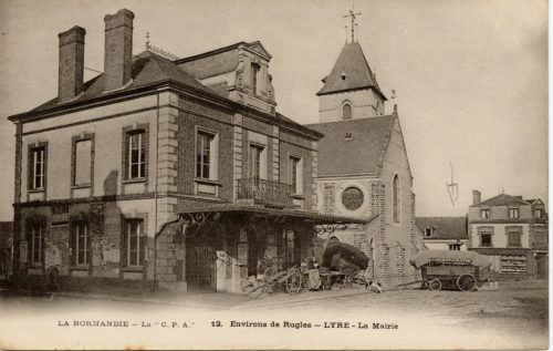 Postkarte mit Blick auf Rathaus und Kirche des Ortes Lyre (Normandie), vor der Kirche steht ein ...