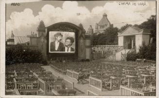 Postkarte mit der Ansicht eines "Cinema de Vară" (dtsch. Sommerkino), eines Freiluftkinos, in A ...