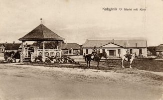 Feld-Postkarte vom 10.12.1917 mit der Außenansicht eines deutschen Soldatenkinos in Kobylnik, W ...