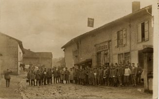 Feld-Postkarte vom 3.4.1916 mit der Außenansicht des nicht lokalisierten deutschen Soldatenkino ...