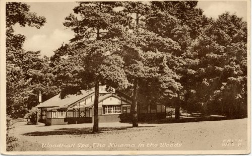 Postkarte mit der Außenansicht des Kinos "Kinema in the Woods", Woodhall Spa (England), F. Frit ...