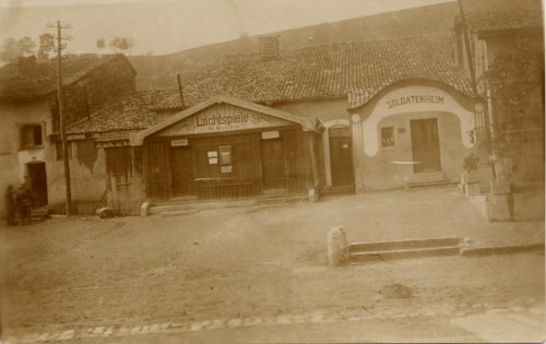 Feld-Postkarte vom 5.2.1918 mit der Außenansicht des deutschen Soldatenkinos "Lichtspiele St. M ...