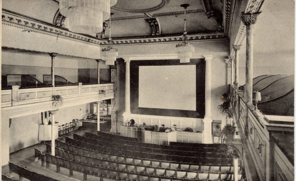 Postkarte vom 25.8.1912 mit dem Innenraum des Kinos "Biophon-Theater-Lichtspiele" in Berlin