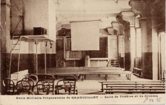 Postkarte mit dem Theater- und Kinosaal der "Ecole Militaire Préparatoire de Rambouillet" (Fran ...