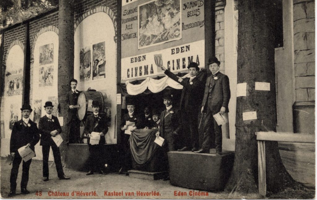 Postkarte mit der Außenansicht des Kinos "Eden Cinema" im Schloss Arenberg (Belgien), Fotograf  ...