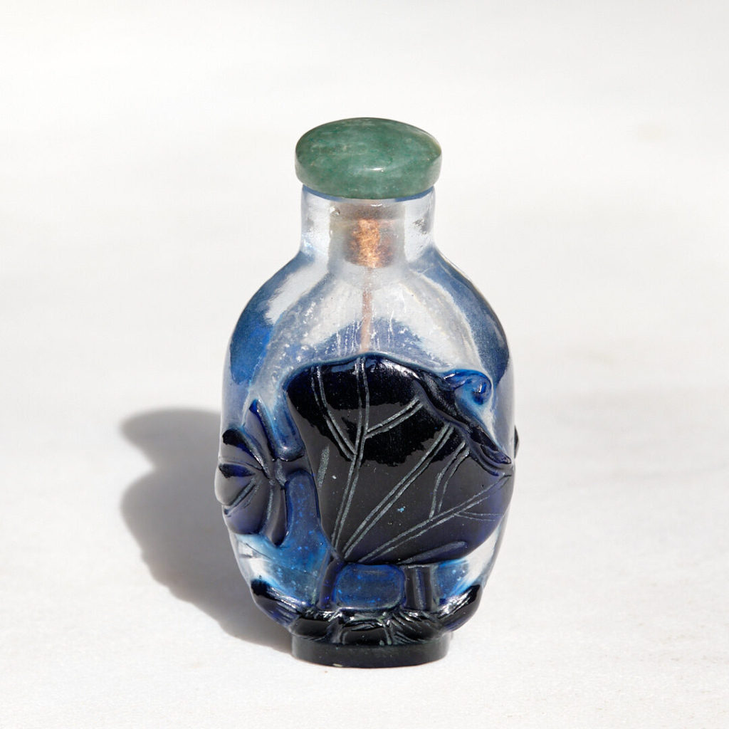 Blaue snuff bottle mit breitblättriger Pflanze