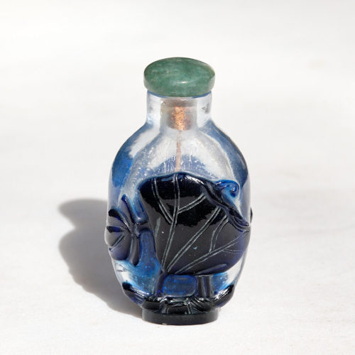 Unbekannt (Ausführung), Blaue snuff bottle mit breitblättriger Pflanze, 19. Jahrhundert