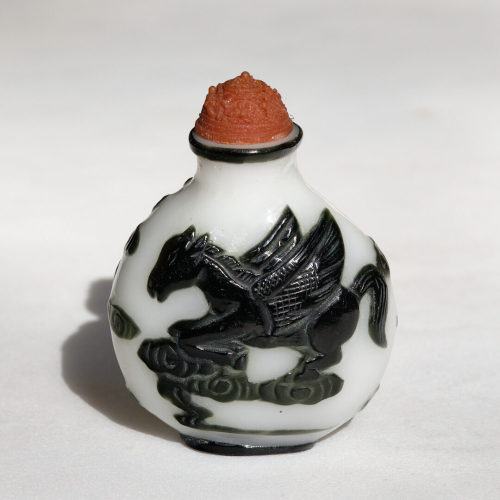 Unbekannt (Ausführung), Weiße snuff bottle mit Pegasus und Wolken, 20. Jahrhundert