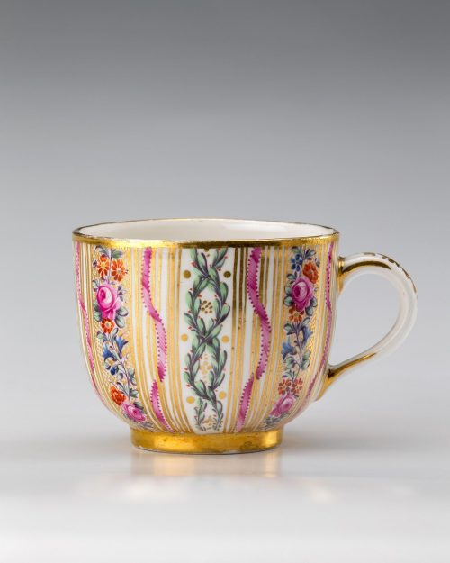 Porzellanmanufaktur Frankenthal (Hersteller*in), Tasse mit Seiden-Fond, nach 1762