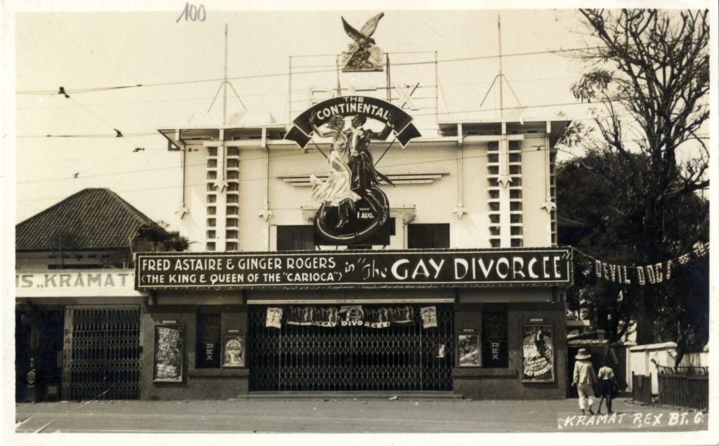 Postkarte mit der Außenansicht des Kinos "Rex" in Jakarta (Indonesien), ca. 1935