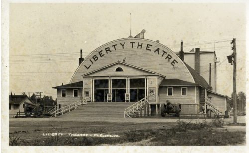 Postkarte mit der Außenansicht des Kinos "Liberty Theatre" auf dem US-amerikanischen Armeestütz ...