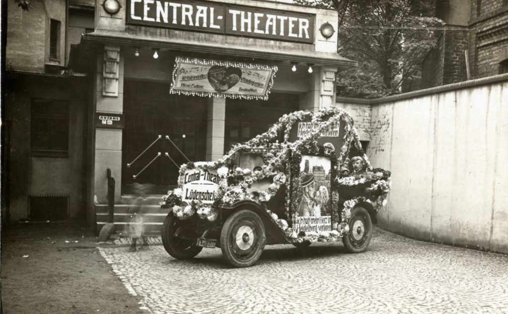 Postkarte mit dem Eingangsbereich des Kinos "Central-Theater" in Lüdenscheid, Foto Bayer, 1926