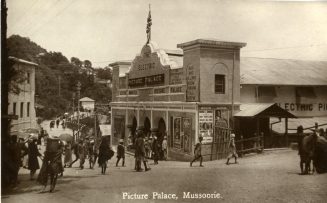 Postkarte mit der Außenansicht des Kinos "The Electric Picture Palace" in Mussoorie (Indien), F ...