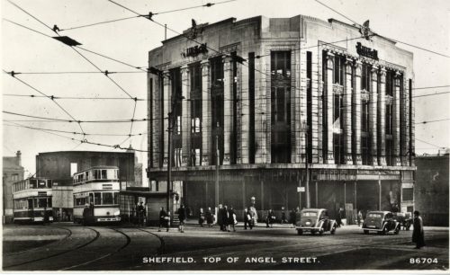 Postkarte mit der Außenansicht des zerstörten "Burton Buildings" in Sheffield (England), Photoc ...