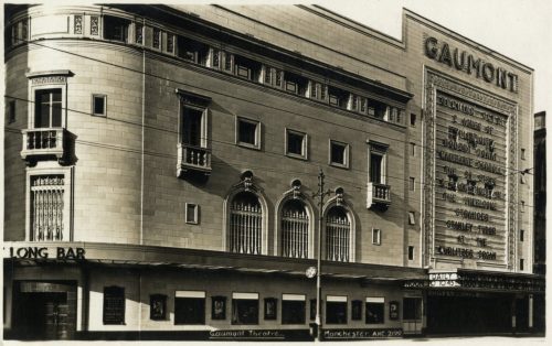 Postkarte mit der Außenansicht des Kinos "Gaumont" in Manchester (England), A. Harold Clarke, C ...