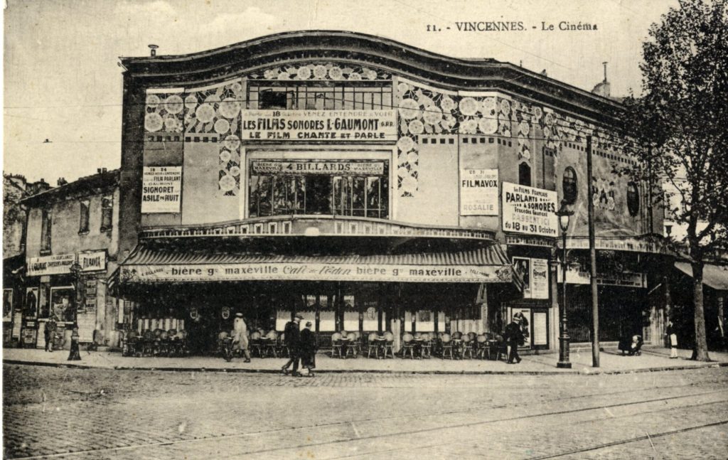 Postkarte mit der Außenansicht eines Kinos in Vincennes (Frankreich), La Cigogne, Paris, 1929 / ...