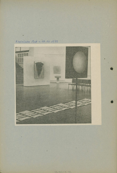 Unbekannt (Autor*in), Fotografie eines Ausstellungsraums, 1972