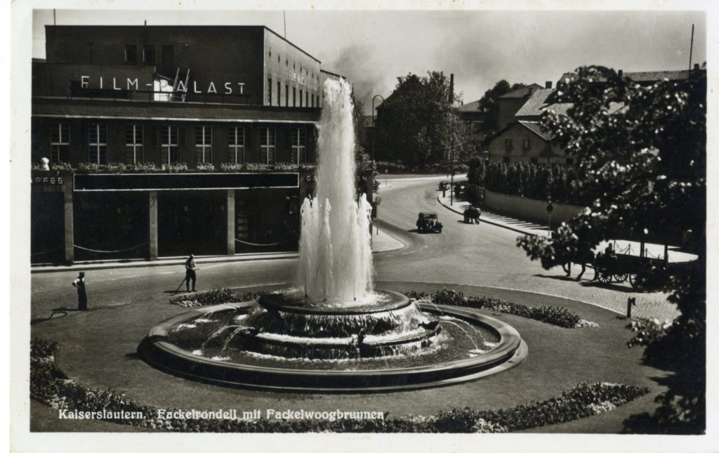 Postkarte mit der Außenansicht des Kinos "Film-Palast" in Kaiserslautern, Verlag von Emil Hartm ...