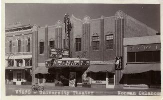 'Real photo postcard' mit der Außenansicht des Kinos "University Theater" in Norman, Oklahoma ( ...