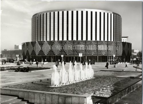 Postkarte mit der Außenansicht des Kinos "Filmtheater Prager Straße" in Dresden (DDR), VEB Foto ...