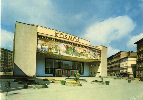 Postkarte mit der Außenansicht des Kinos "Kosmos" in Stettin (Polen), Fotograf Krzysztof Jabłoń ...