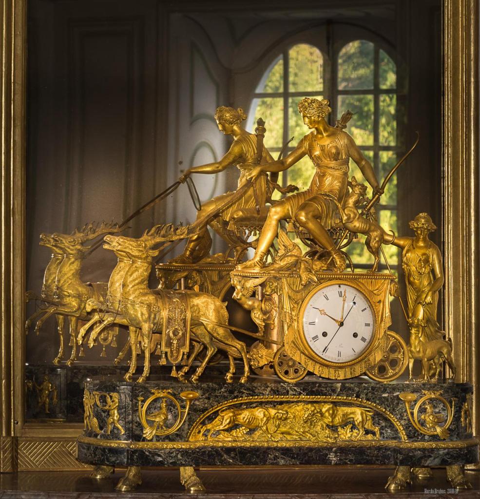 BEN.B 161 - Diana-Pendule, auf dem Kamin des westlichen Gesellschaftsraums von Schloss Benrath