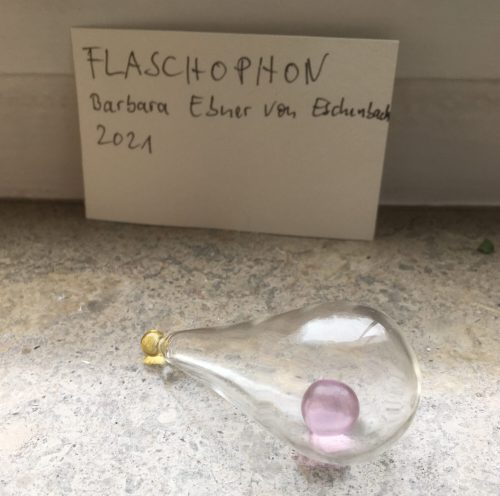 Barbara Ebner von Eschenbach (Künstler*in), Multiple "Flaschophon" aus der Kunstbox "FlaschenGeist", 2021