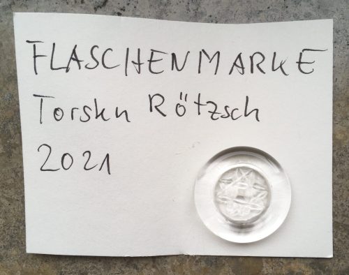 Torsten Rötzsch (Künstler*in), Multiple "Flaschenmarke" aus der Kunstbox "FlaschenGeist", 2021