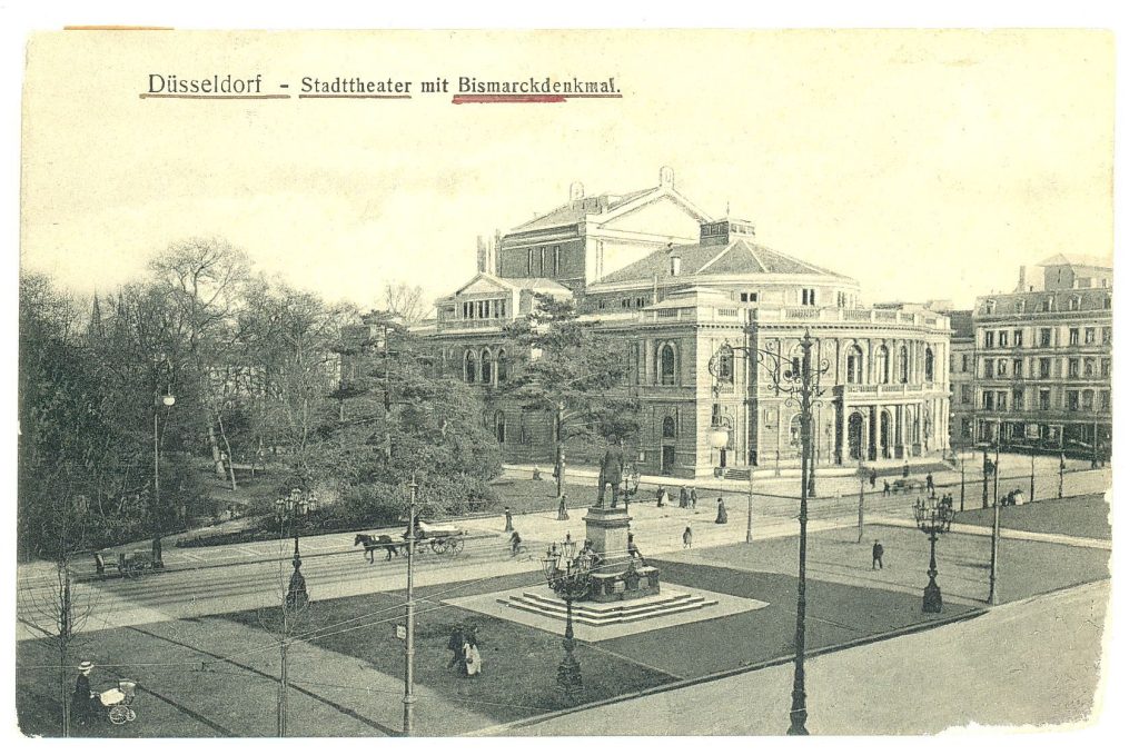 Düsseldorf - Stadttheater mit Bismarck-Denkmal