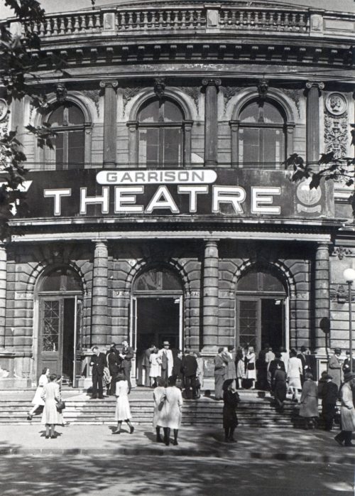 Städtische Bühnen Düsseldorf mit Banner Garrison Theatre