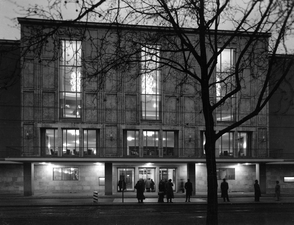 Außenaufnahme Opernhaus Düsseldorf (Deutsche Oper am Rhein), bei Nacht 