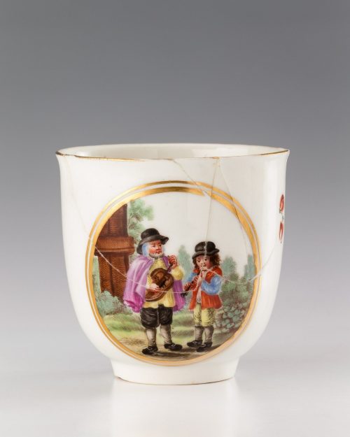 Porzellanmanufaktur Frankenthal (Hersteller*in), Kaffeetasse mit zwei musizierenden Landleuten (Drehleier und Flöte), nach 1762