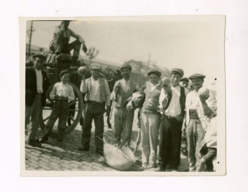 Unbekannt (Fotograf*in), Gruppenfoto mit Esel und Kutsche, Lissabon, Portugal, September 1928