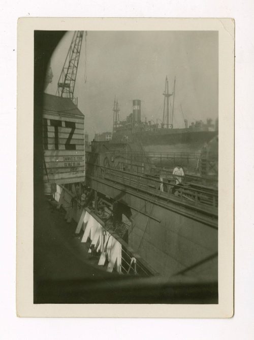 Unbekannt (Fotograf*in), Schiff im Dock, Hamburger Hafen, Deutschland, zwischen 1910-1930